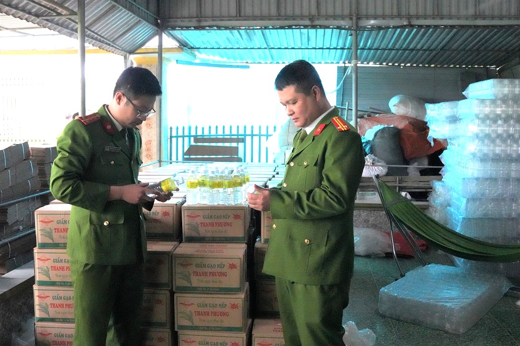 Cùng với làm tốt công tác đấu tranh, xử lý vi phạm, lực lượng Cảnh sát kinh tế Công an Nghệ An chú trọng cảnh báo sớm nguy cơ vi phạm liên quan đến hoạt động sản xuất, kinh doanh thực phẩm.