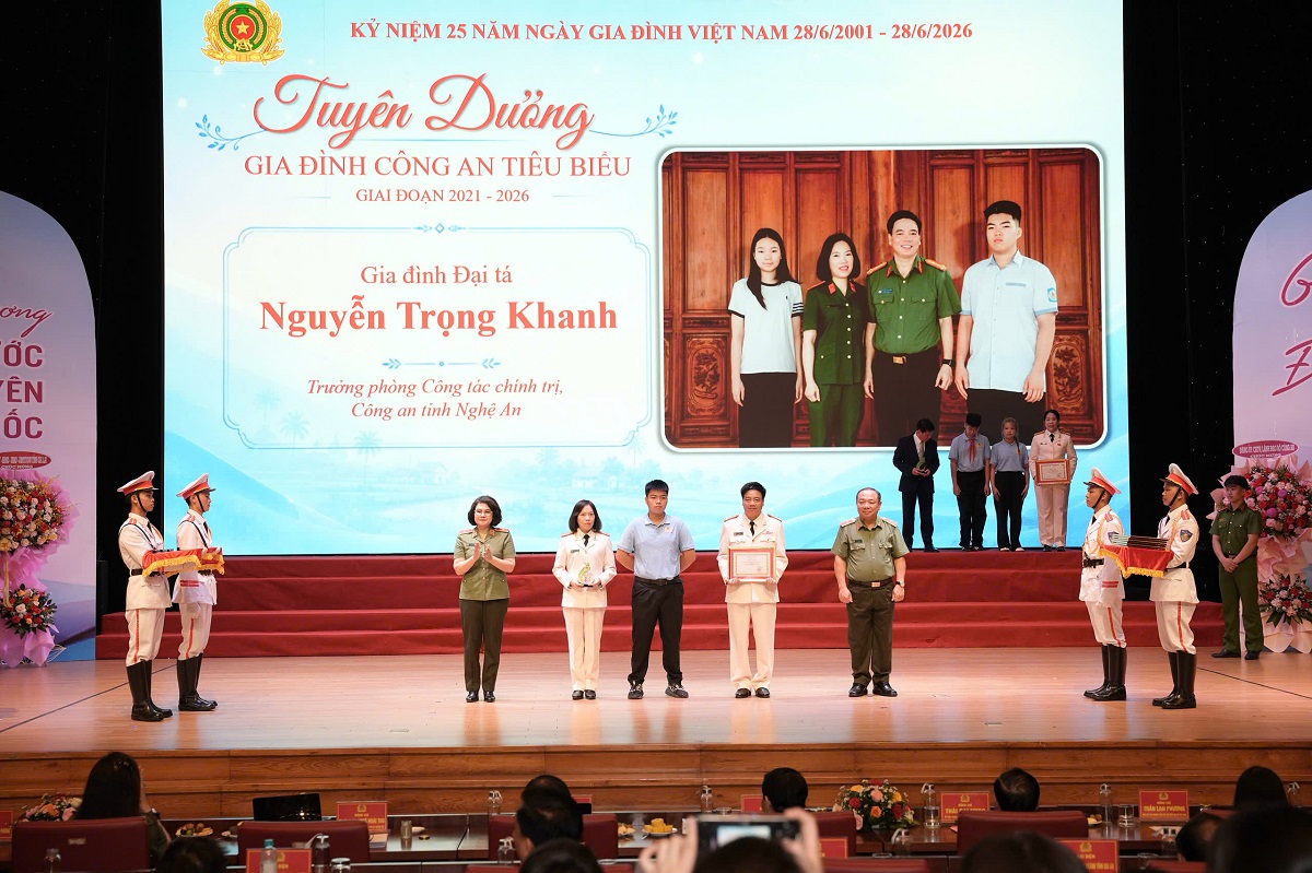 Lãnh đạo Cục Công tác chính trị - Bộ Công an và Giám đốc Công an tỉnh Gia Lai trao Giấy chứng nhận và biểu trưng tuyên dương  tới gia đình Đại tá Nguyễn Trọng Khanh, Trưởng phòng Công tác chính trị Công an tỉnh Nghệ An 
