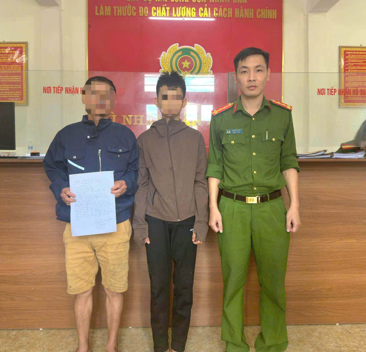 Công an xã bàn giao cháu Th.cho gia đình 