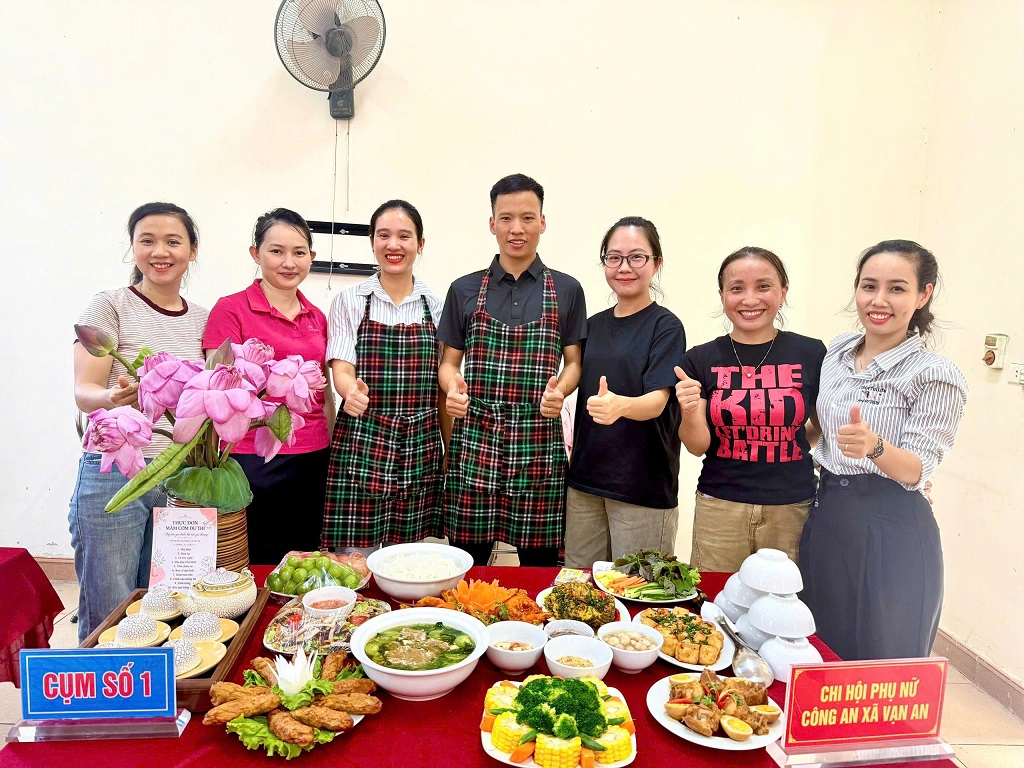 Gia đình đồng chí Thượng úy Nguyễn Thị Hoa và đồng chí Trung tá Hà Quang Chiến đại diện Chi hội Phụ nữ Công an xã Vạn An tham gia Hội thi nấu ăn giỏi