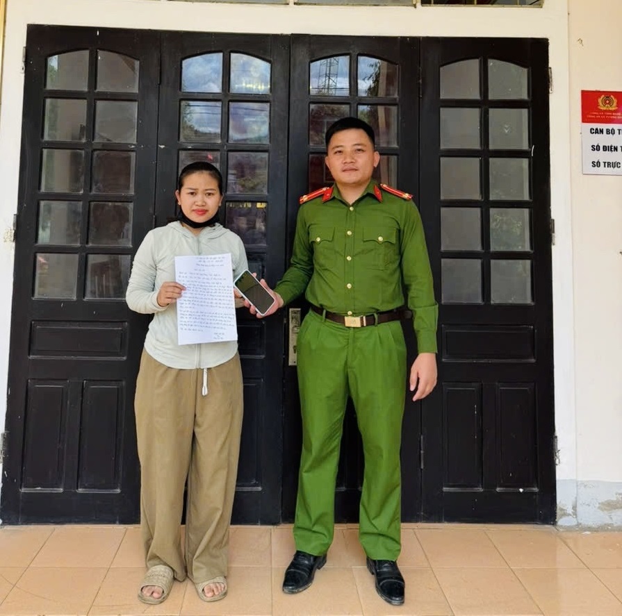 Công an xã bàn giao điện thoại cho chị Thảo