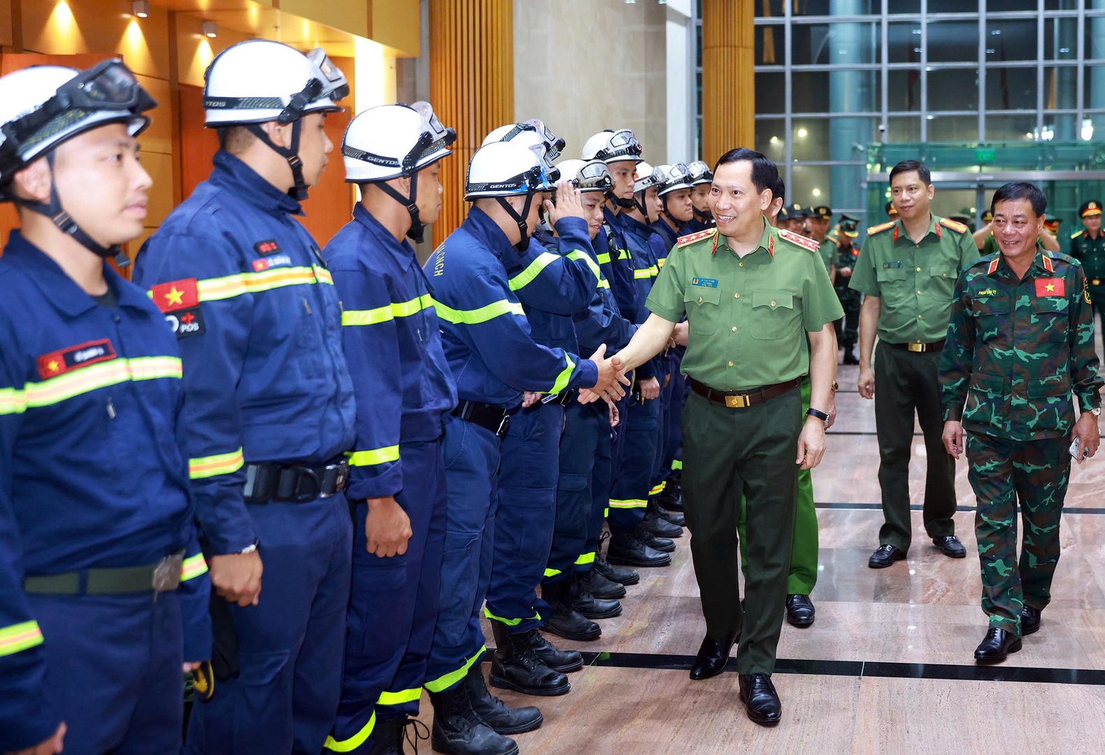 hứ trưởng Lê Văn Tuyến tiễn Đội cứu nạn, cứu hộ Bộ Công an lên đường đến Venezuela