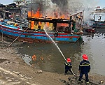 Nghệ An: Khống chế vụ cháy 3 tàu cá tại xã Quỳnh Phú