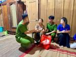Công an xã Nhôn Mai tặng quà thương bệnh binh, thân nhân liệt sỹ, người có công với cách mạng