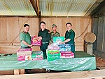 Công an xã Na Ngoi trao tặng nhu yếu phẩm, thắt chặt tình hữu nghị đặc biệt Việt nam – Lào