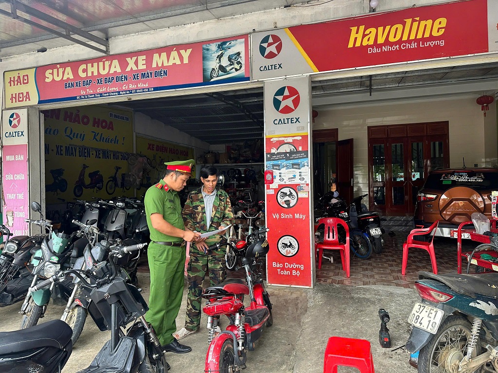 Công an xã Kim Bảng kiểm tra, tổ chức ký cam kết đối với cơ sở sửa chữa xe mô tô, xe gắn máy