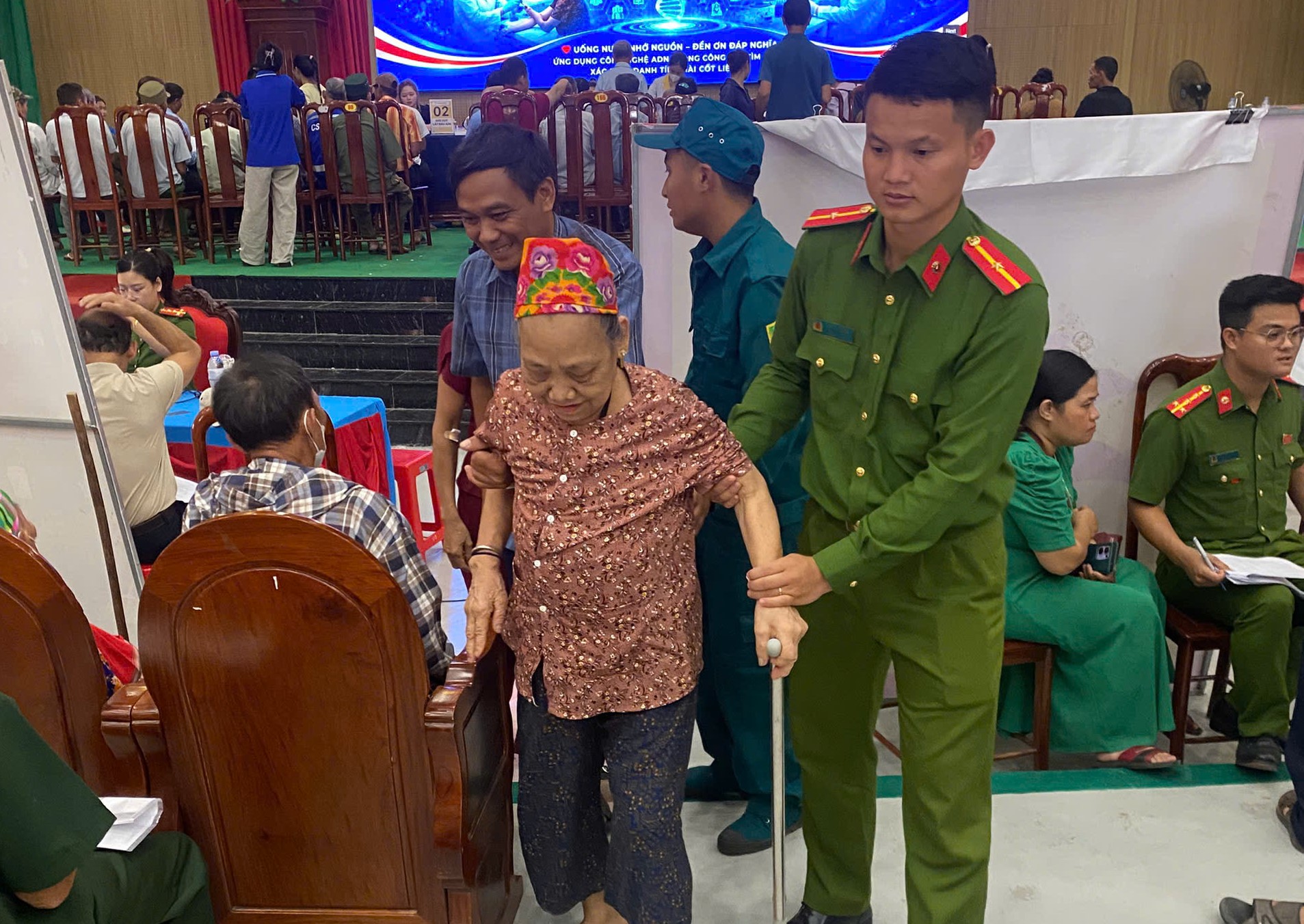 Công an xã Tiên Đồng hướng dẫn, hỗ trợ thân nhân các gia đình liệt sĩ đến điểm thu nhận mẫu sinh phẩm ADN
