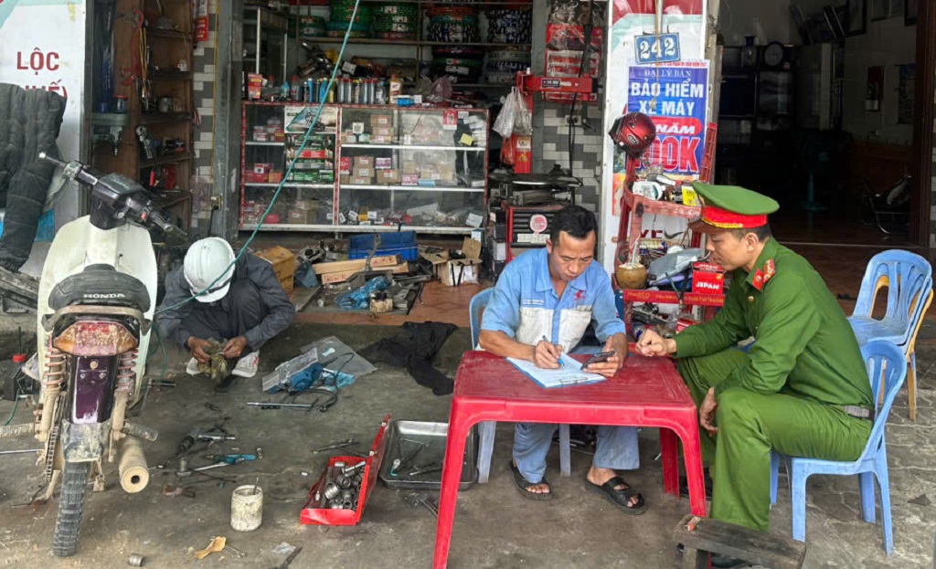 Kiểm tra việc chấp hành pháp luật của cơ sở sửa chữa mô tô, xe gắn máy
