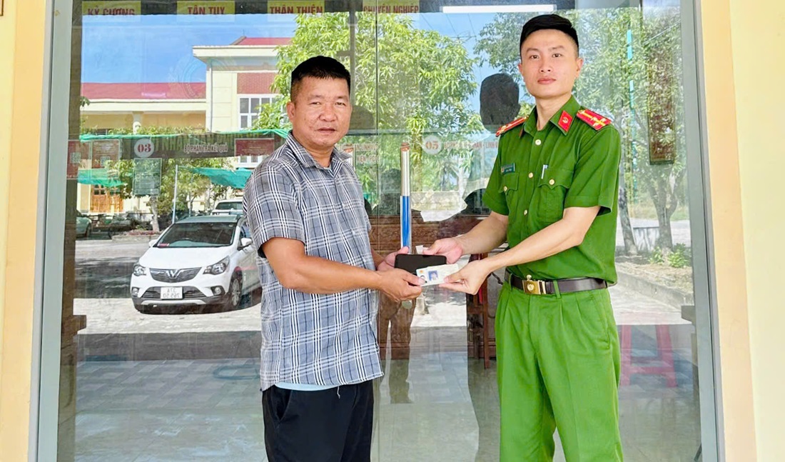 Công an xã Thần Lĩnh hỗ trợ người dân nhận lại tài sản đánh rơi