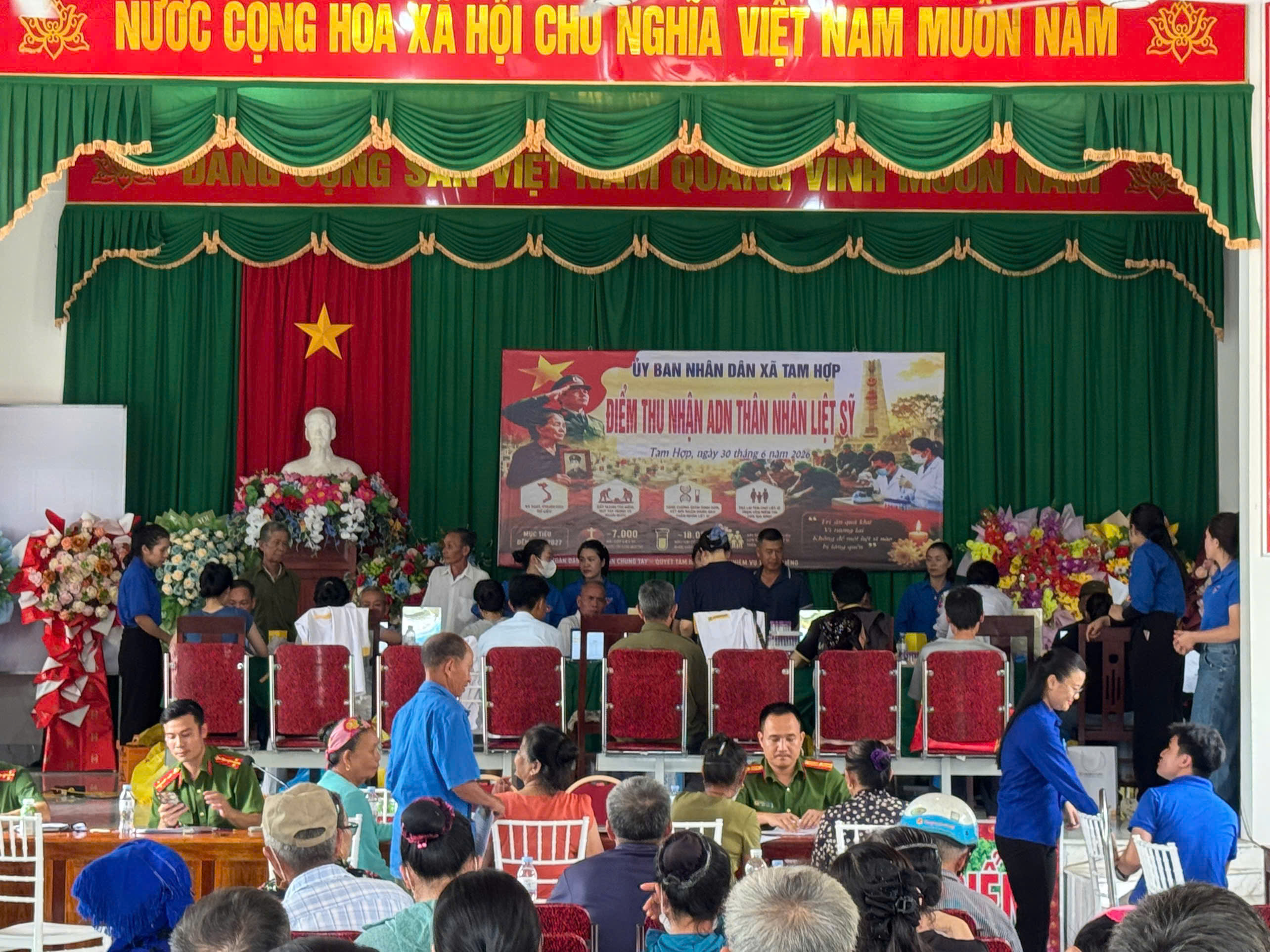Công an xã Châu Lộc hỗ trợ thân nhân liệt sĩ thu nhận mẫu sinh phẩm ADN