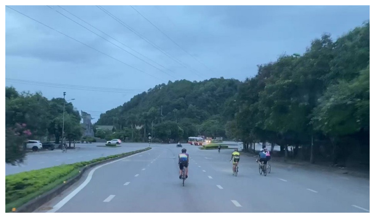 Cảnh báo nguy cơ tai nạn giao thông khi tập thể dục trên đường