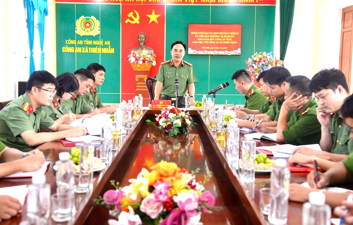 Đồng chí Đại tá Nguyễn Huy Khích, Phó Giám đốc Công an tỉnh làm việc với Công an xã Thiên Nhẫn