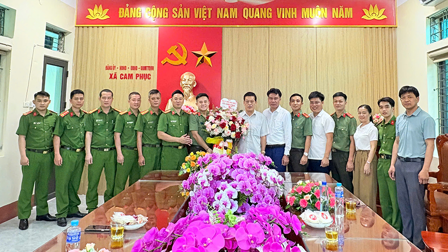 Cấp ủy, chính quyền xã Cam Phục chúc mừng Công an xã nhân dịp kỷ niệm 80 năm Ngày truyền thống lực lượng An ninh nhân dân