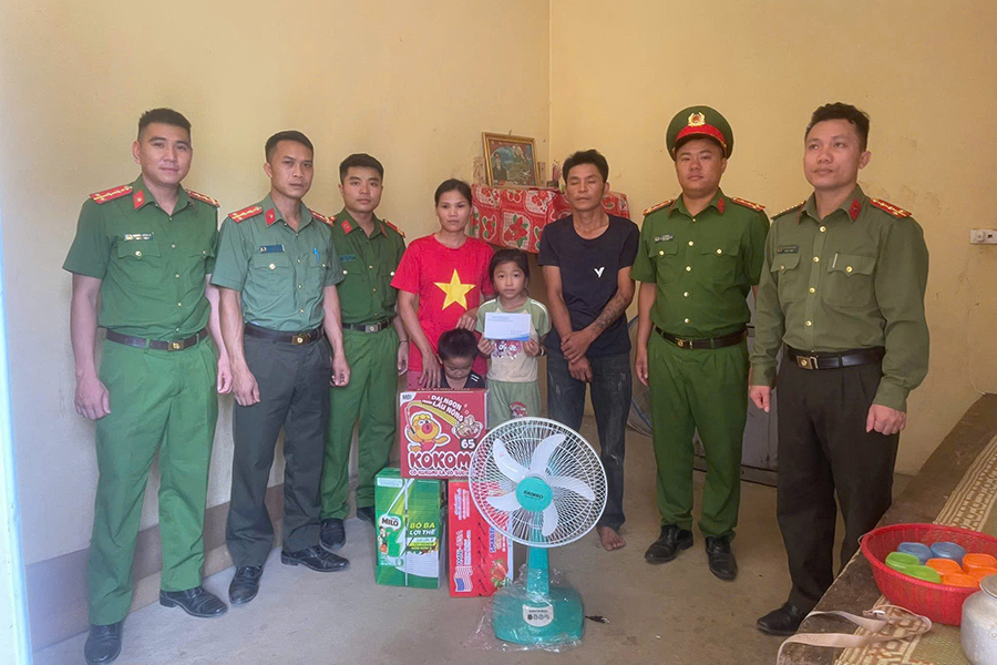 Hỗ trợ gia đình khó khăn