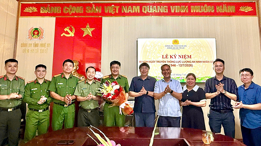 Lãnh đạo xã Tri Lễ thăm, tặng quà chúc mừng kỷ niệm 80 năm Ngày truyền thống lực lượng An ninh nhân dân