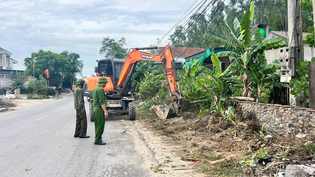 Công an xã Thần Lĩnh ra quân giải tỏa hành lang an toàn giao thông