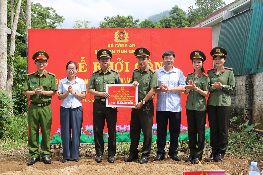 Hỗ trợ kinh phí cho gia đình đồng chí Hà Văn Tài