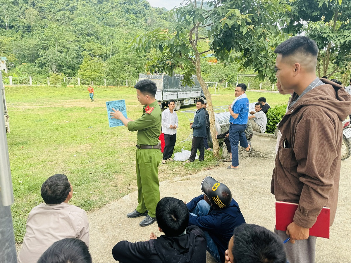 Công an xã tuyên truyền người dân không tham gia cá độ bóng đá