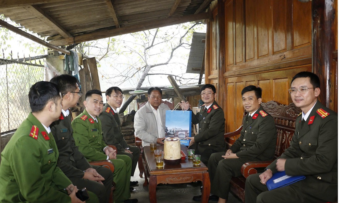 Đồng chí Đại tá Trần Ngọc Tuấn, Ủy viên Ban Thường vụ Đảng ủy, Phó Giám đốc Công an tỉnh cùng Đoàn công tác thăm, tặng quà, chúc Tết người có uy tín tiêu biểu trong đồng bào Mông tại các xã miền núi