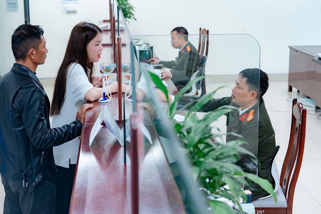 Công dân đến làm thủ tục cấp hộ chiếu, giấy thông hành được cán bộ Phòng Quản lý xuất nhập cảnh Công an tỉnh niềm nở đón tiếp nhiệt tình