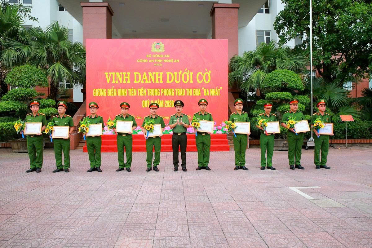 Đồng chí Đại tá Phạm Hữu Trường, Phó Giám đốc Công an tỉnh trao tặng Giấy khen và vinh danh tập thể, cá nhân tiêu biểu, xuất sắc trong phong trào thi đua “Ba nhất”