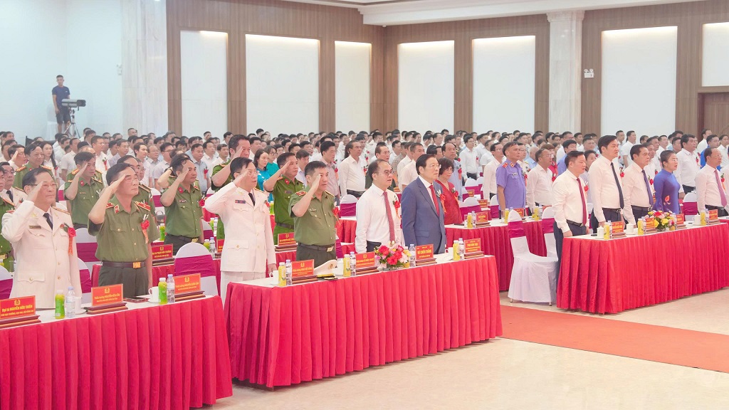Đại biểu thực hiện nghi thức chào cờ 
