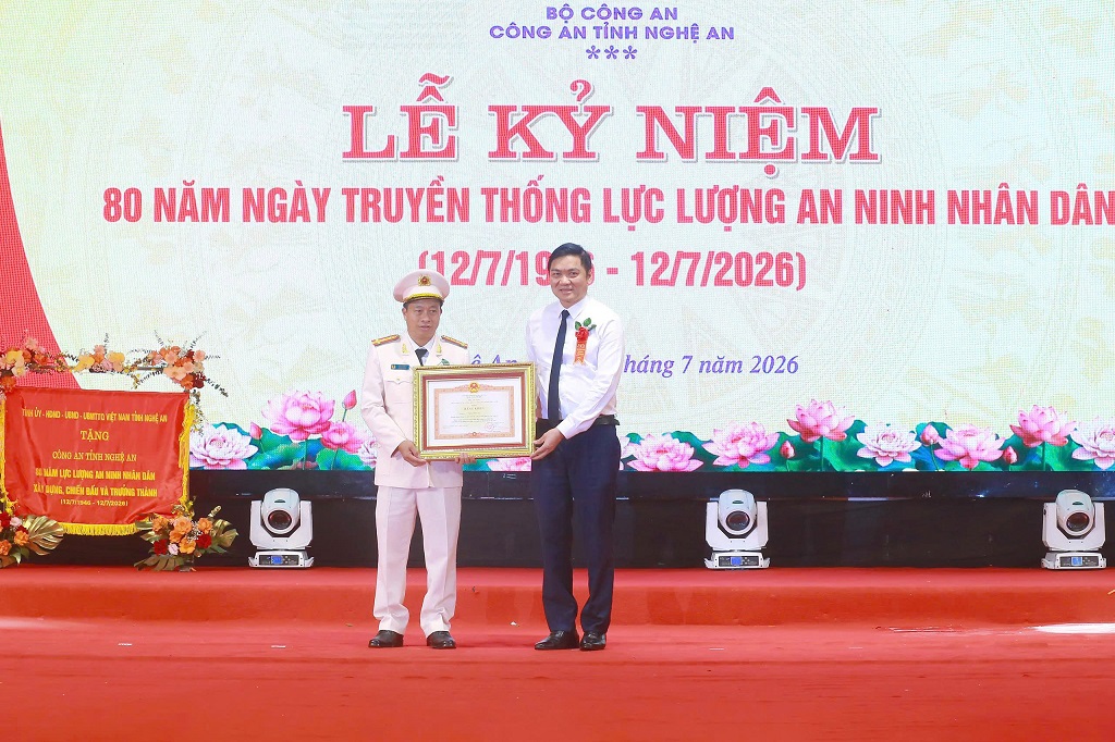 Thừa ủy quyền, đồng chí Hoàng Nghĩa Hiếu, Phó Bí thư Thường trực Tỉnh ủy, Chủ tịch HĐND tỉnh Hoàng Nghĩa Hiếu trao Bằng khen của Thủ tướng Chính phủ tặng đồng chí Đại tá Trần Ngọc Tú, Trưởng phòng An ninh kinh tế