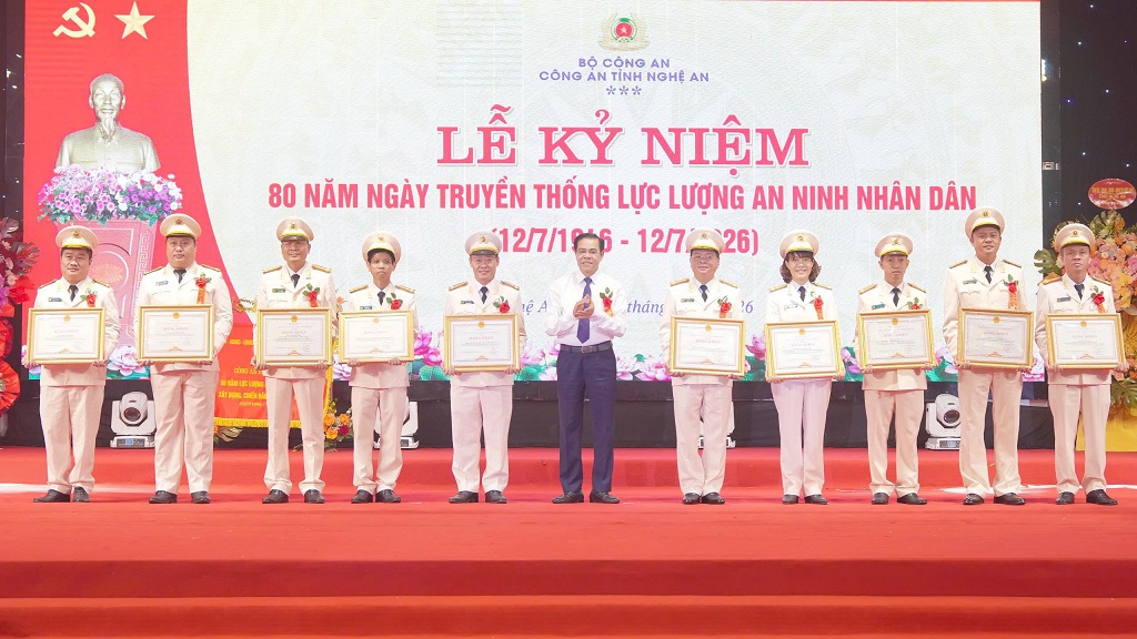 Đồng chí Võ Trọng Hải, Phó Bí thư Tỉnh ủy, Chủ tịch UBND tỉnh trao Bằng khen UBND tỉnh tặng tập thể, cá nhân có thành tích xuất sắc trong công tác, chiến đấu