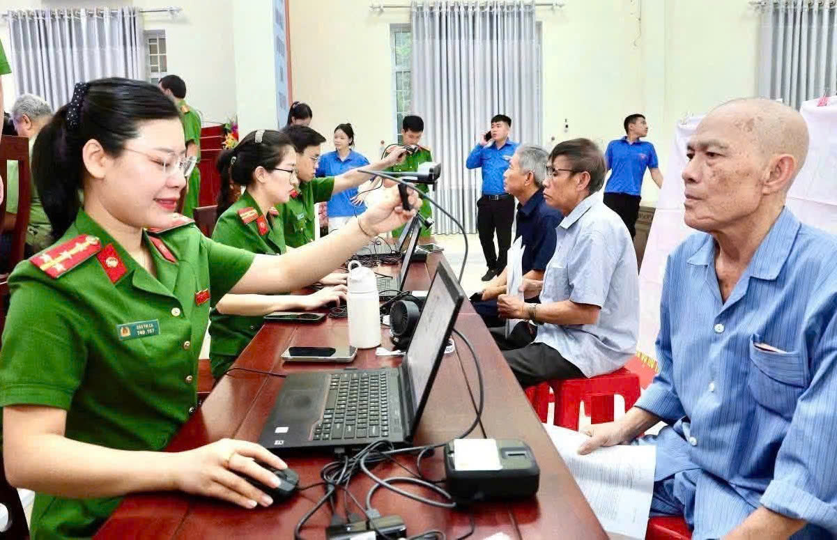 Công an xã Tam Thái hỗ trợ thân nhân liệt sỹ thu nhận mẫu ADN