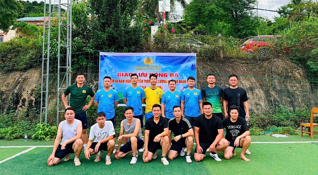 Các đội giao lưu bóng đá