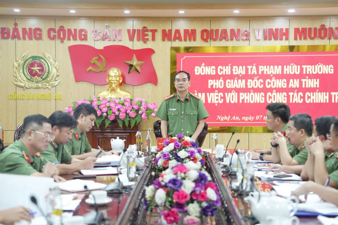 Đồng chí Đại tá Phạm Hữu Trường, Phó Giám đốc Công an tỉnh phát biểu chỉ đạo tại buổi làm việc