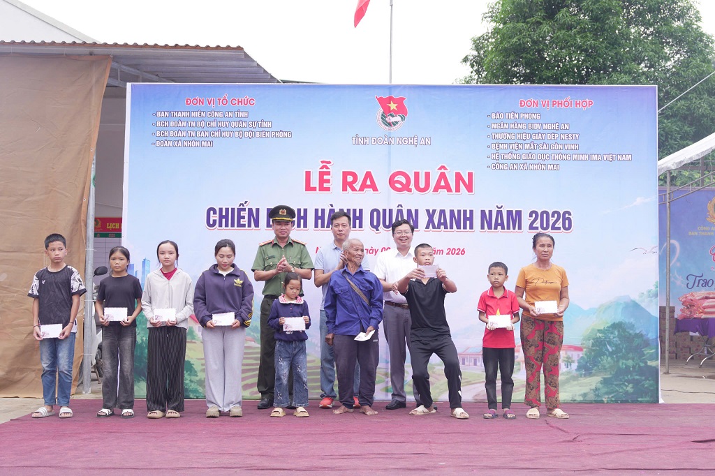 Trao quà tặng trẻ em mồ côi và hộ nghèo