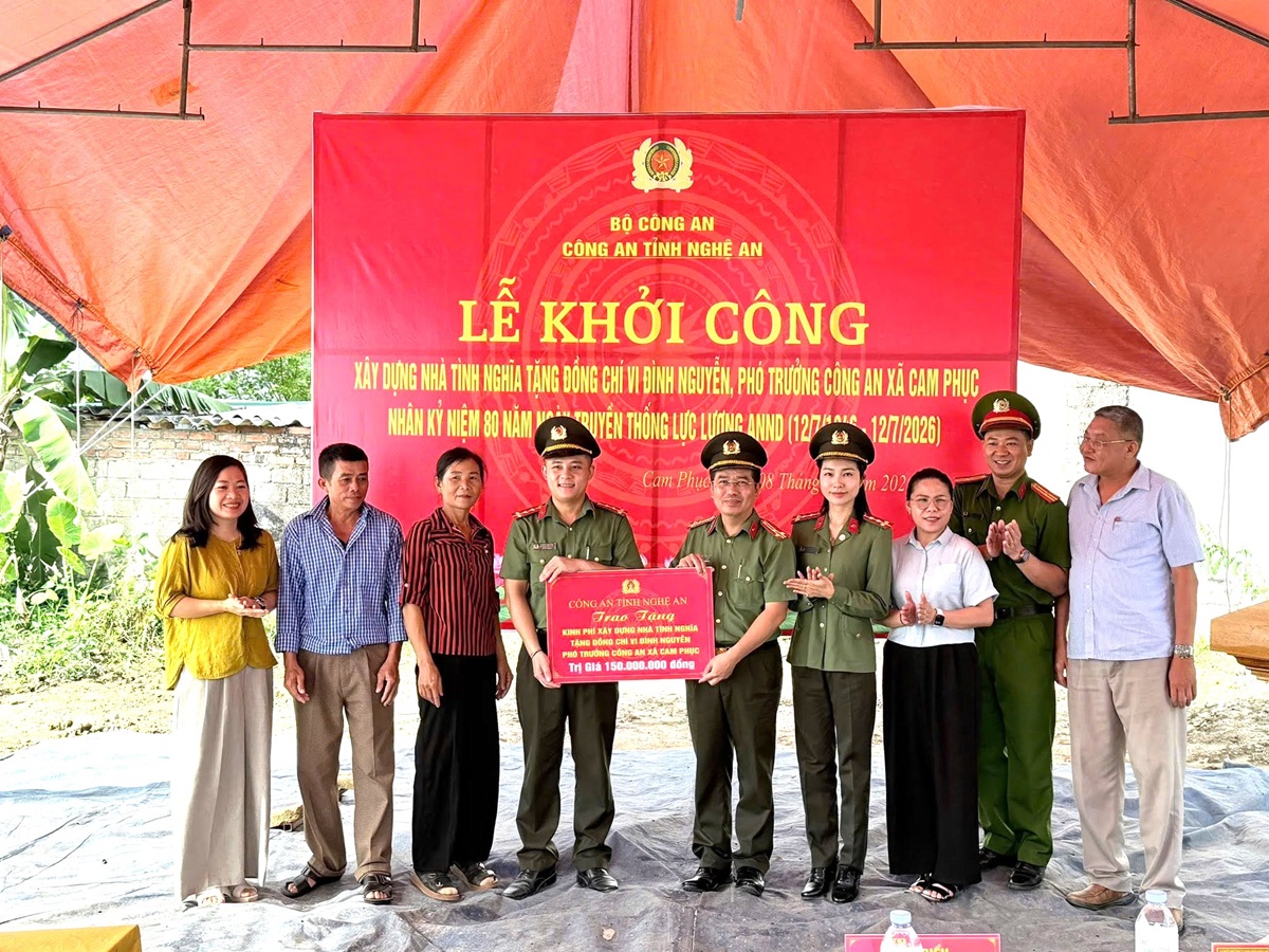 Công an tỉnh Nghệ An hỗ trợ kinh phí cho gia đình đồng chí Đại úy Vi Đình Nguyễn