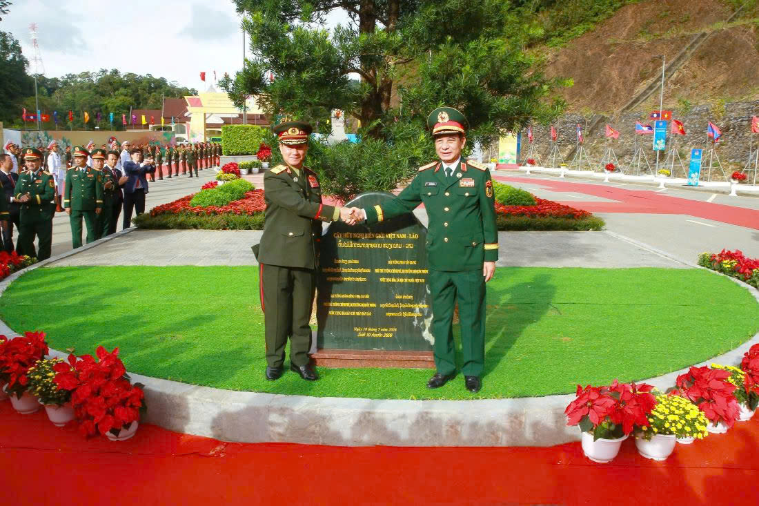 Đại tướng Phan Văn Giang và Đại tướng Khamliang Outhakaysone trồng cây hữu nghị gần cột mốc 460