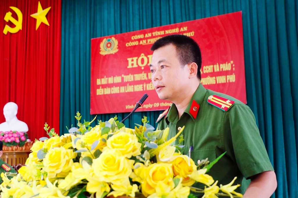 Chỉ huy Công an phường Vinh Phú giải đáp thắc mắc, kiến nghị của người dân   