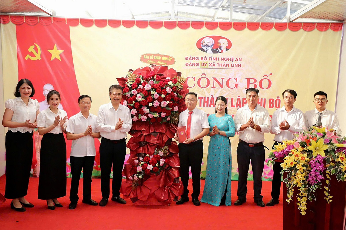 Ban Tổ chức Tỉnh uỷ tặng hoa chúc mừng Chi bộ cơ sở văn phòng Công ty TNHH Xây dựng Hoa Việt