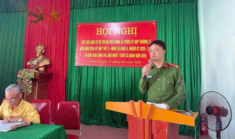 Đại diện Công an xã Nghĩa Đồng giải đáp thắc mắc của người dân