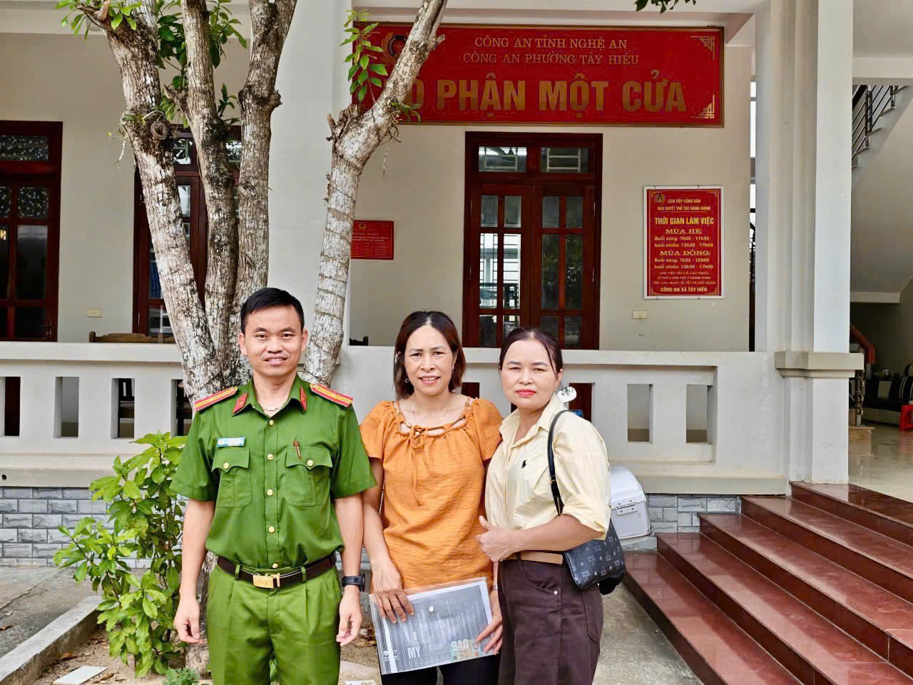 Tại Công an phường Tây Hiếu, chị Phượng hoàn tất thủ tục, nhận lại số tiền do chuyển khoản nhầm