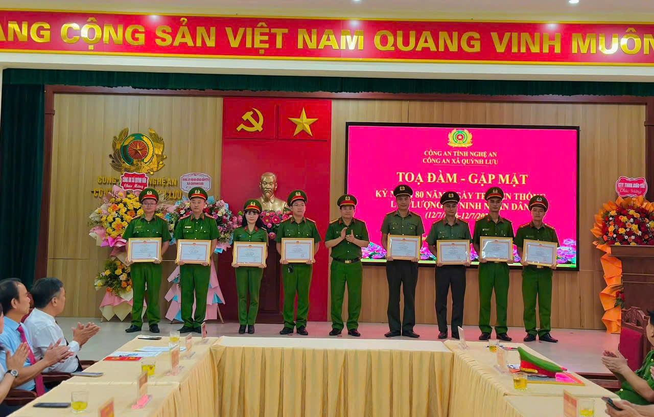 Công an xã trao giấy khen đến cá nhân có thành tích xuất sắc