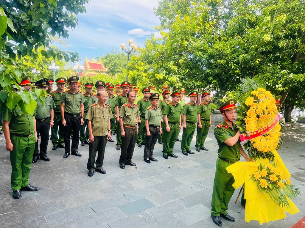 Công an xã Quỳnh Lưu dâng hương, dâng hoa tại Nghĩa trang Liệt sĩ Quỳnh Lưu - Hoàng Mai