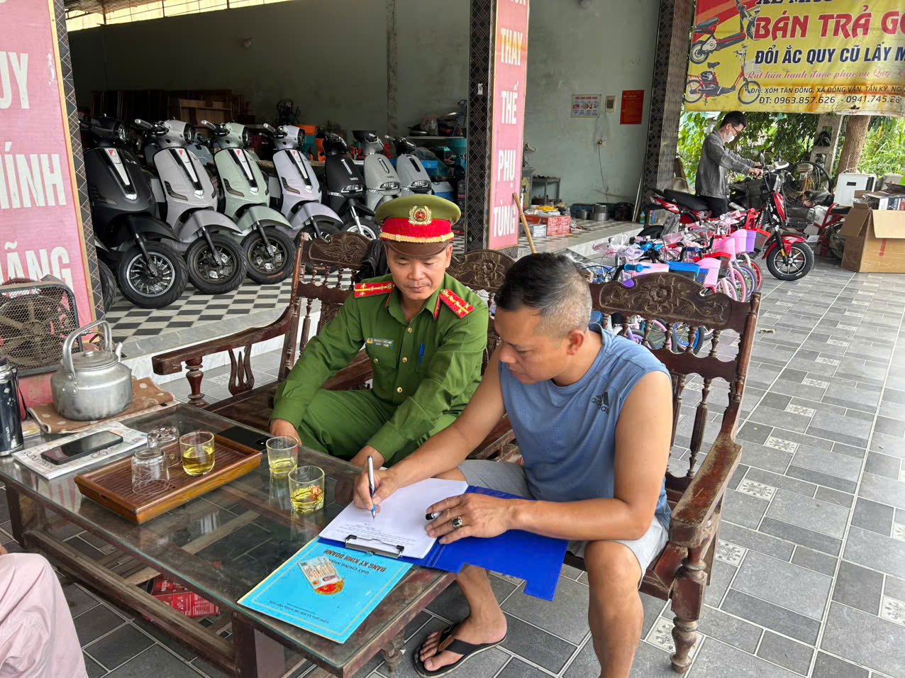 chủ cơ sở ký cam kết thực hiện nghiêm các quy định trong hoạt động kinh doanh, sửa chữa phương tiện