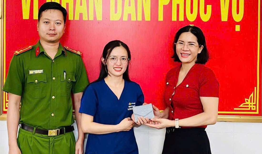 Công an xã Đông Lộc xác minh, trao trả tài sản cho người đánh rơi