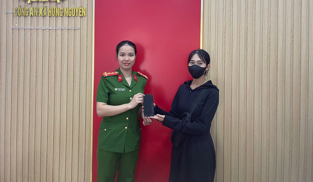 Nhờ sự hỗ trợ của Công an xã Hưng Nguyên, chị Bắc nhanh chóng tìm lại tài sản đánh rơi