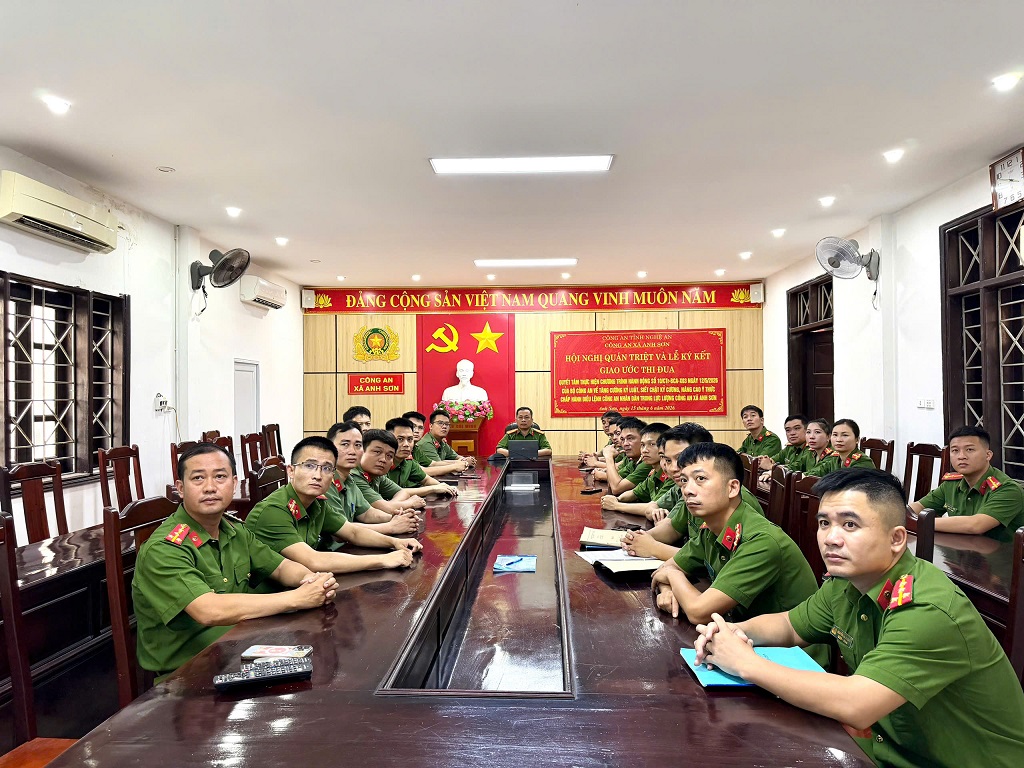 Công an xã Anh Sơn tham gia hội nghị học tập, quán triệt Nghị quyết số 10 của Bộ Chính trị