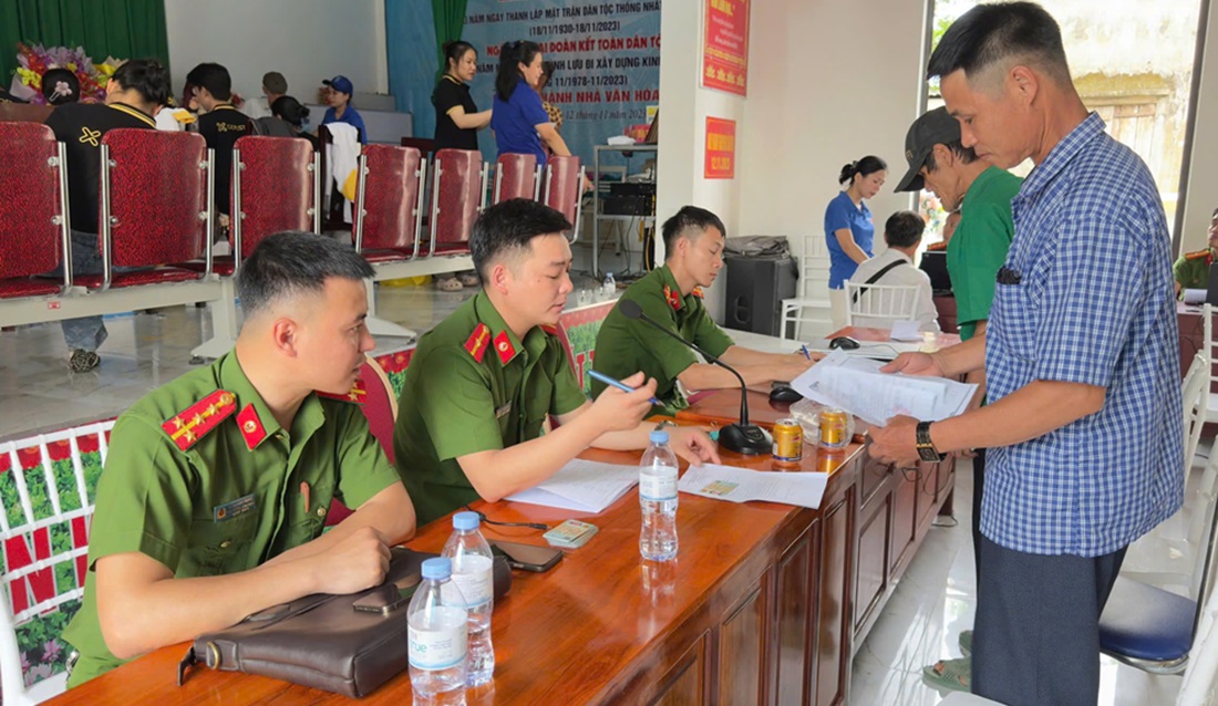Công an xã hỗ trợ thân nhân liệt sỹ làm thủ tục thu nhận mẫu ADN