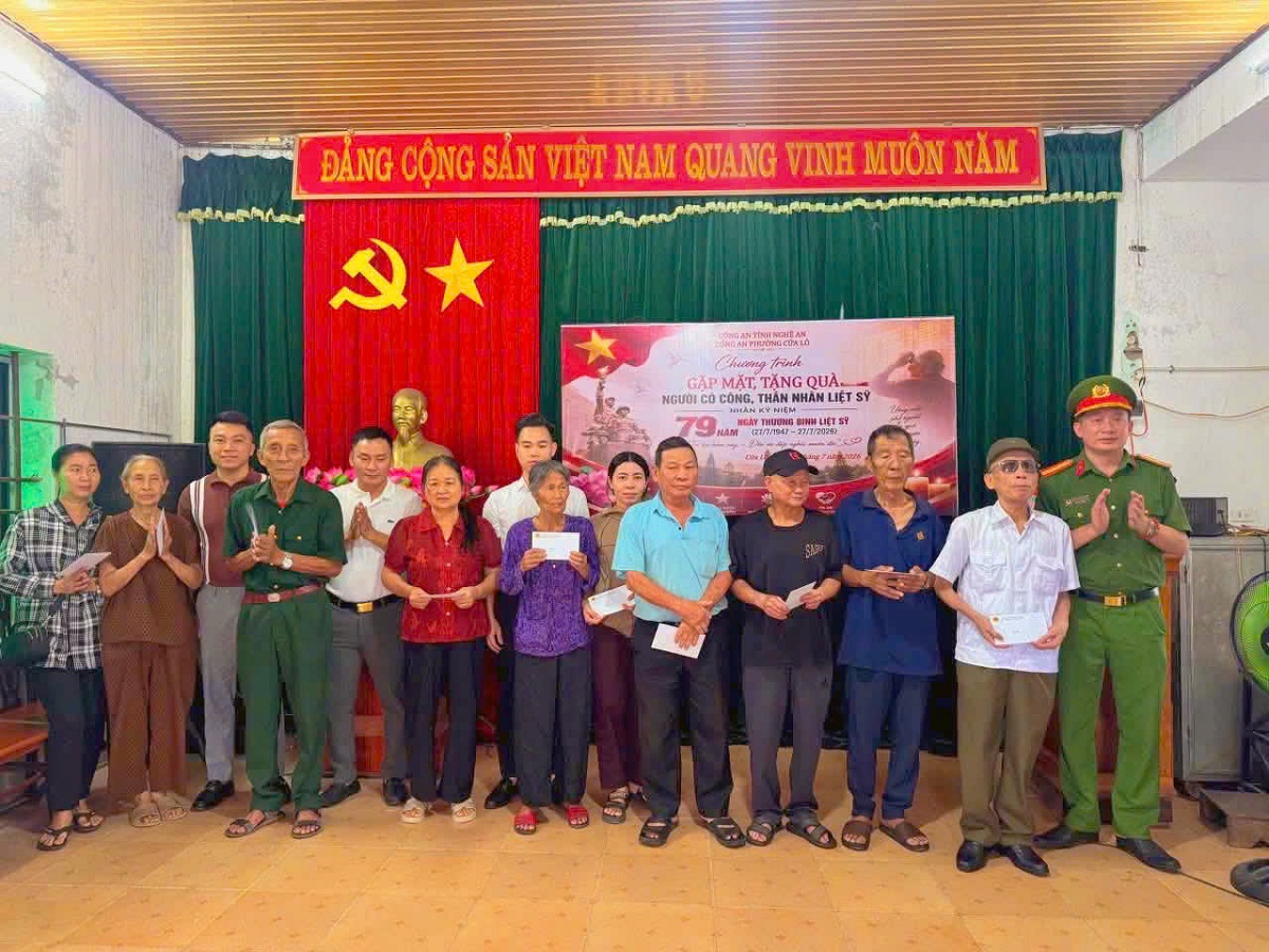 Công an phường Cửa Lò tổ chức chương trình gặp mặt, tặng quà tri ân