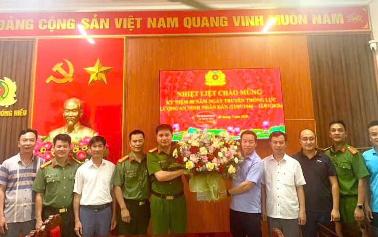 Cấp ủy, chính quyền xã tặng hoa chúc mừng Công an xã Đông Hiếu