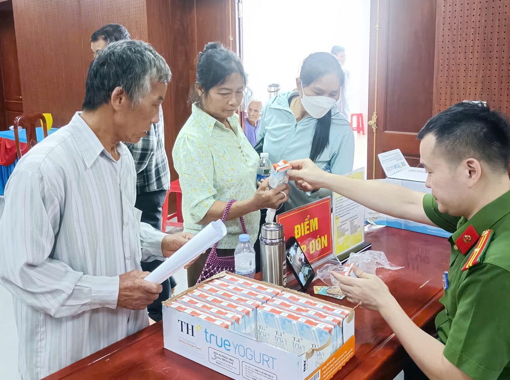 Công an xã hỗ trợ người dân lấy mẫu ADN