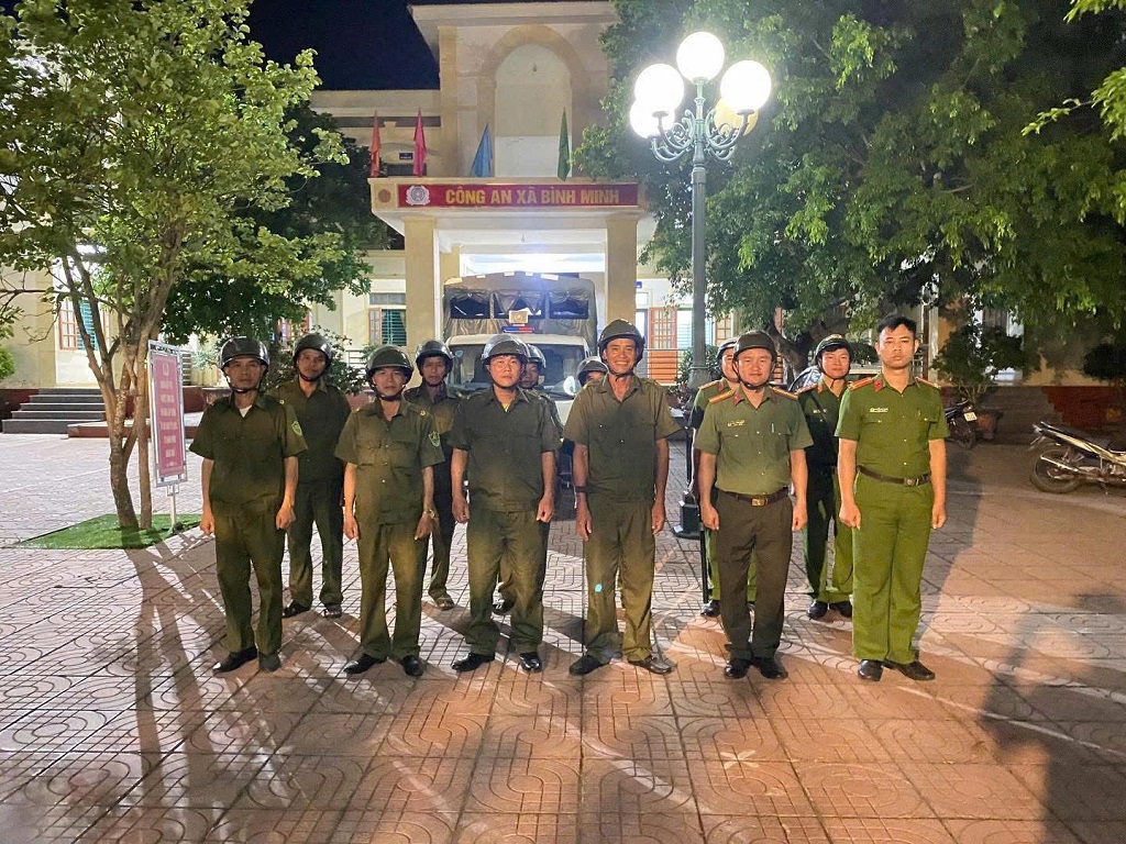 Công an xã tăng cường tuần tra vũ trang