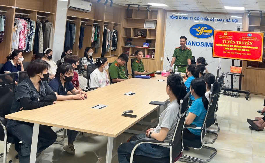 Lực lượng Công an tuyên truyền, phổ biến pháp luật cho công nhân